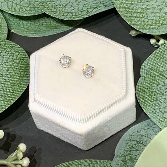 0.92ct SI2/E Round Diamond Earrings