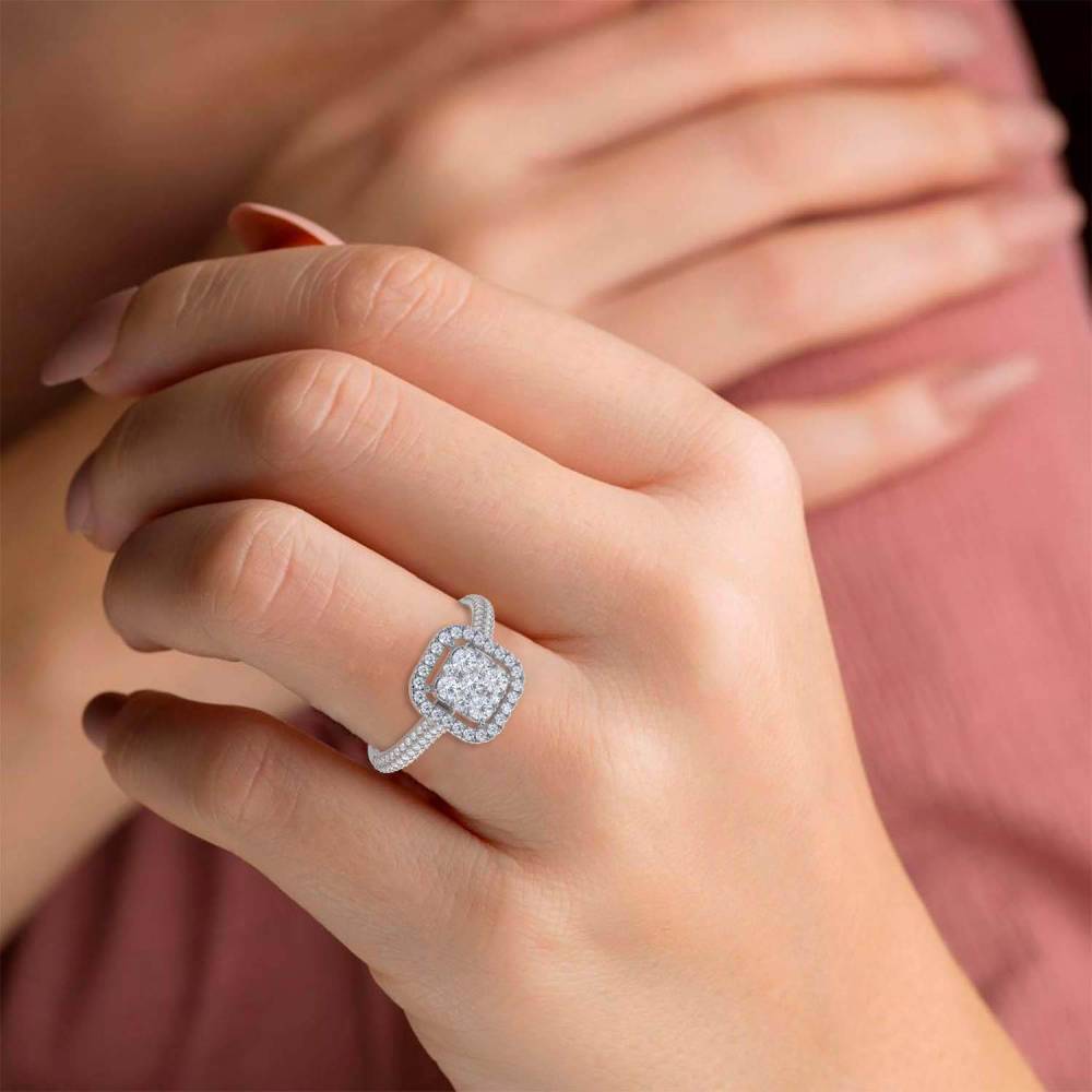 0.60ct Elegant Round Diamond Cluster Ring set in White Gold