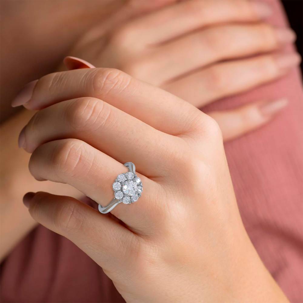 0.90ct Elegant Round Diamond Cluster Ring set in White Gold