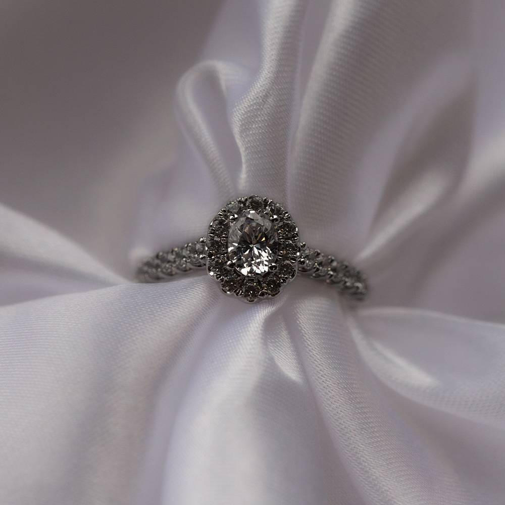 1.10Ct Ovaldiamond Halo Scallop Edge Shoulder Set Ring W